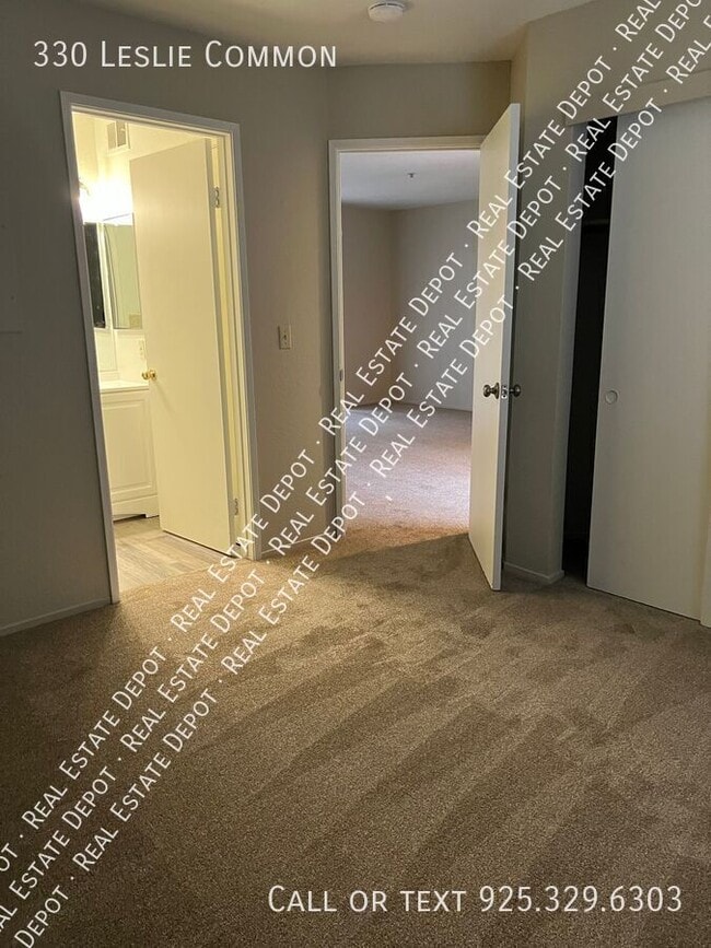 Building Photo - 330 Leslie Common