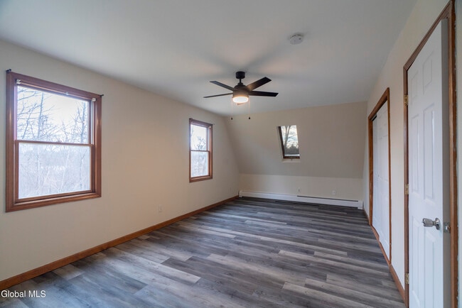 Building Photo - 4 Easy St