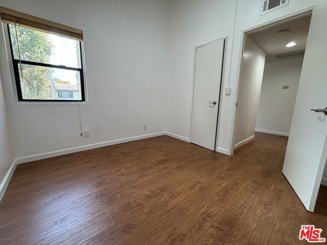 Building Photo - 10574 Sunland Blvd