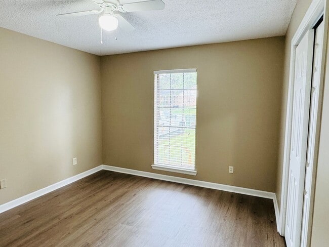 Building Photo - 3- Bedroom Gem !!