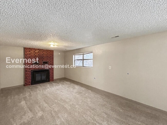 Building Photo - 3 Bed, 2 Bath Home with Fenced Yard & Garage / Available Now!