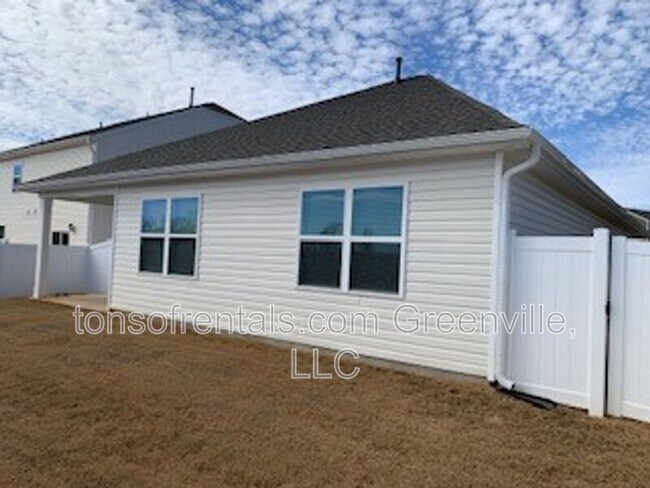 Building Photo - 938 Pineland Dr