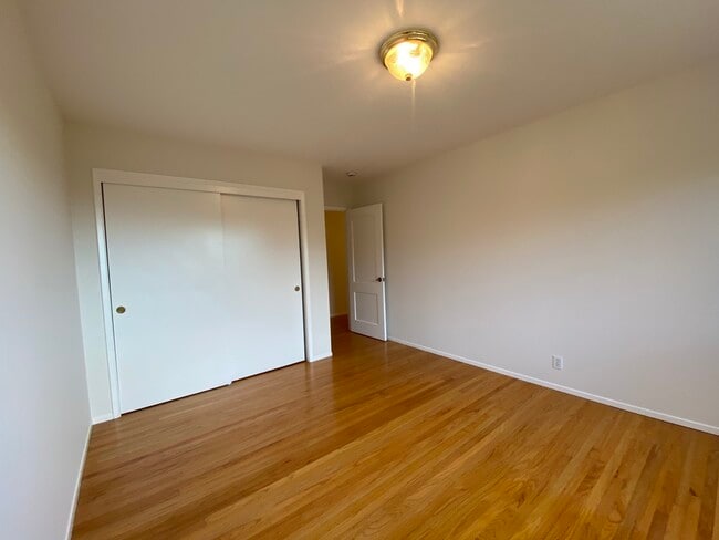 Building Photo - 845 Viewridge Dr