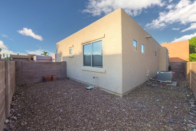 Building Photo - 2927 N Cardell Cir