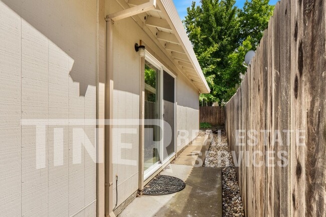 Building Photo - 9140 Nasreen Dr