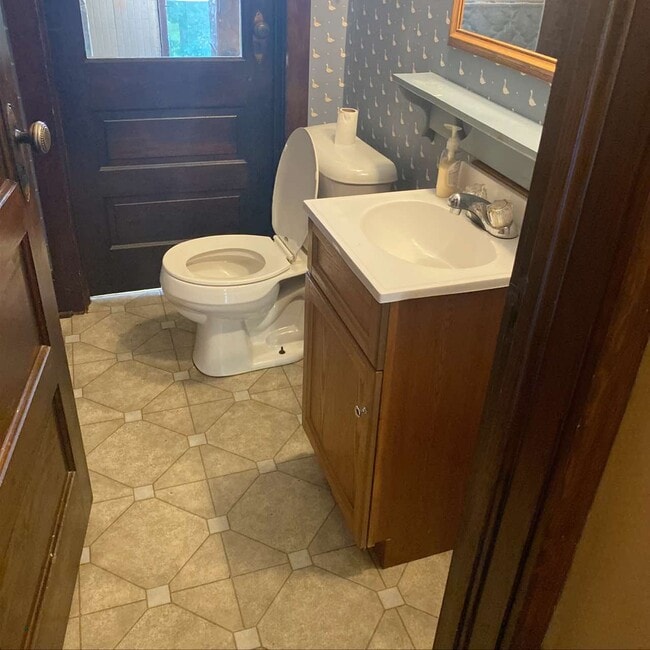 Building Photo - 208 S Main St