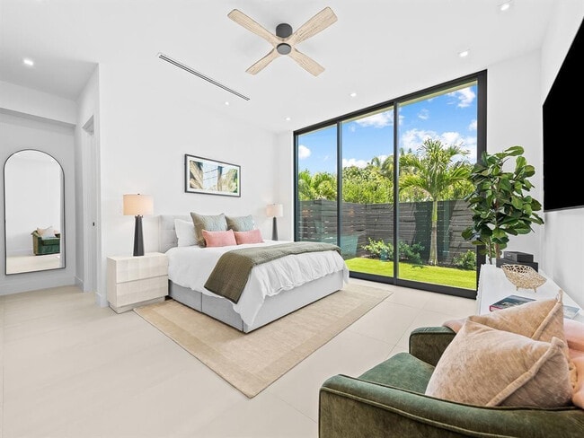 Building Photo - 2657 NE 34th St