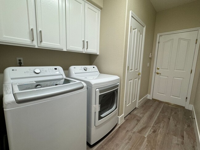Building Photo - NEWLY RENOVATED, VERY CLEAN 5 BED, 3 BATH,...