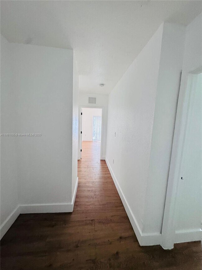 Building Photo - 949 SW 6th Pl