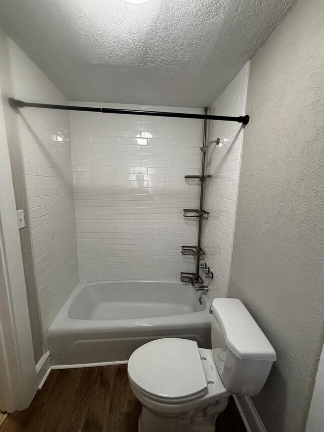Building Photo - 2 Bedroom 1 Bathroom Single family Ranch l...