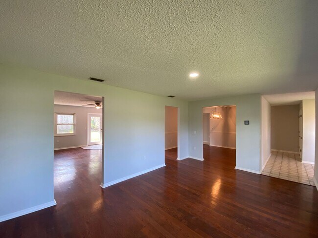 Building Photo - Cedar Hills - Desirable SE neighborhood 3/2/2