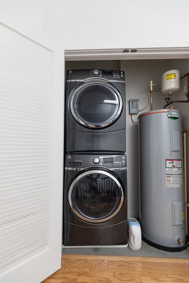 Building Photo - Large Upper Level 2 Bed/2.5 Bath Condo with Parking Near Brookland Metro