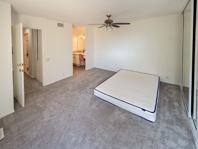 Building Photo - Renovated 3 Bedroom, 2 Bath Townhome with ...
