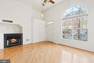 Building Photo - 1925 Crescent Park Dr