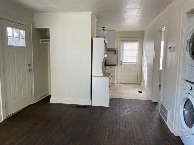 Building Photo - Updated 3 bed 2 bath duplex near downtown ...