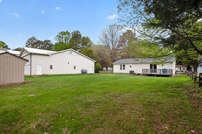 Building Photo - 915 Crystal Rock Rd