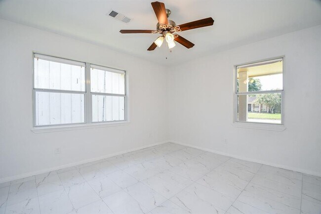 Building Photo - 9806 Larston St