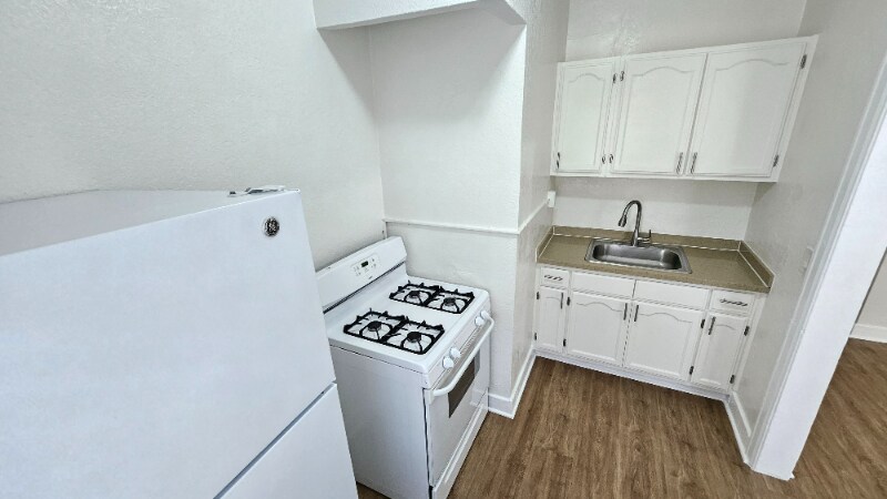 Building Photo - 1185 E Vernon Ave