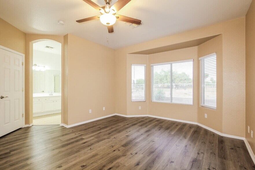 Building Photo - 617 S 123rd Dr