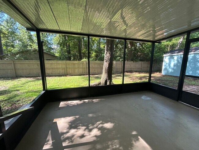 Building Photo - Dream home awaits: stunningly updated 3 be...