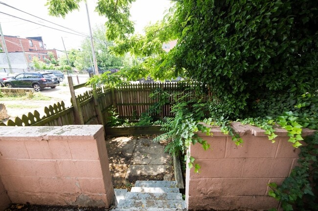 Building Photo - Charles Village 3bd/1.5ba Rowhome w/ W/D & A/C! --Available 8/14