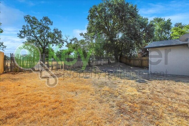 Building Photo - 8256 Manhart Dr