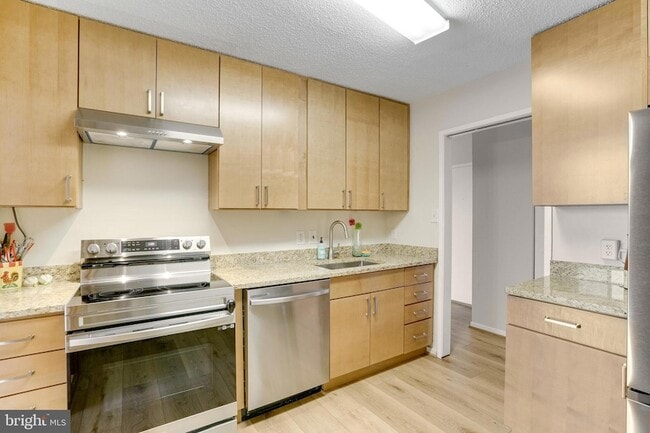 Building Photo - 2300 Pimmit Dr