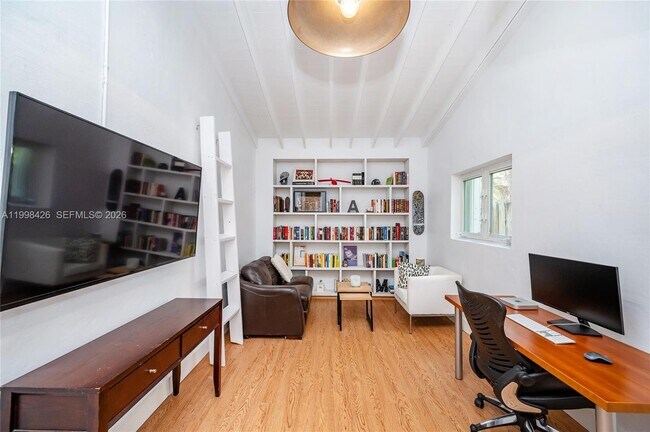 Building Photo - 1003 NE 118th St