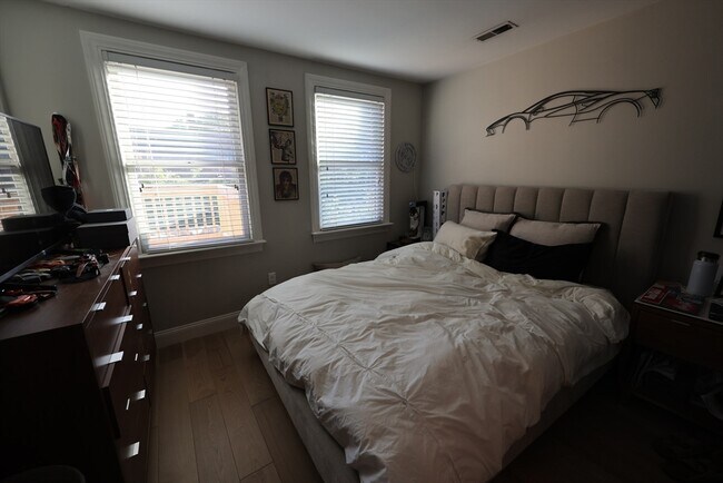 Building Photo - 10 Symmes St