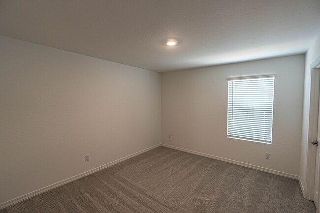 Building Photo - Stunning Sundrop Model Home – Brand New an...