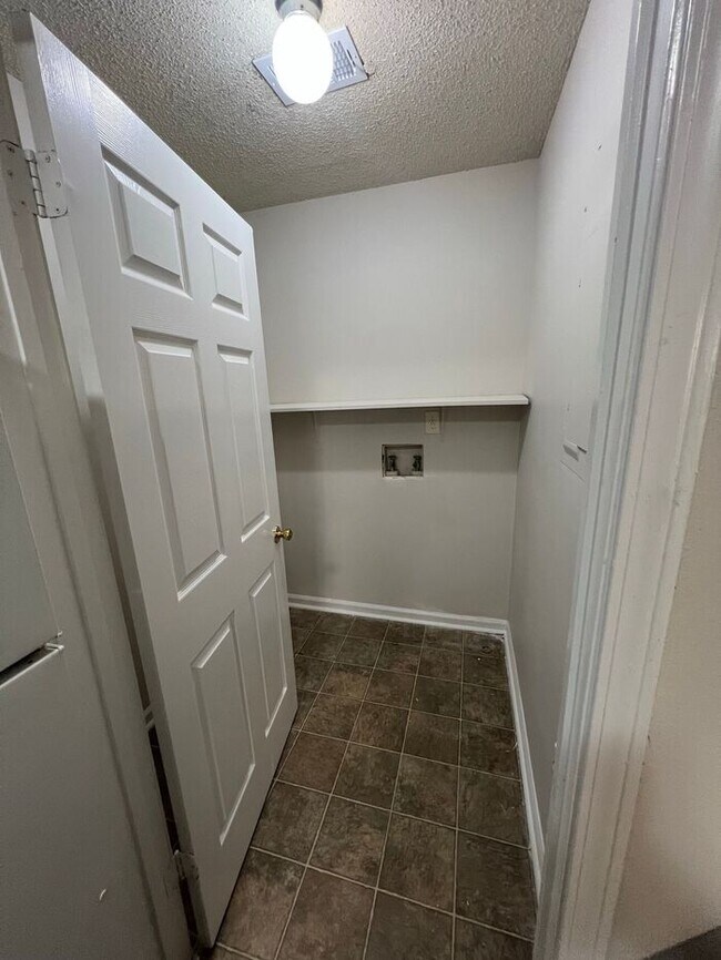 Building Photo - READY NOW! Top-Floor 2 Bedroom, 2 Bath Uni...