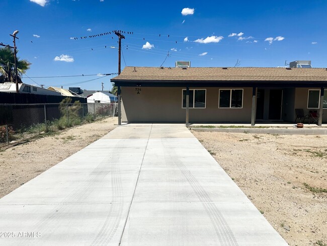 Building Photo - 734 E Hazel Dr