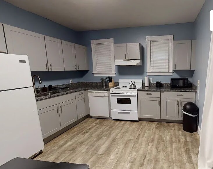 Building Photo - 101 1/2 Calumet St