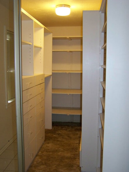 Building Photo - 321 W Rocalla Ave