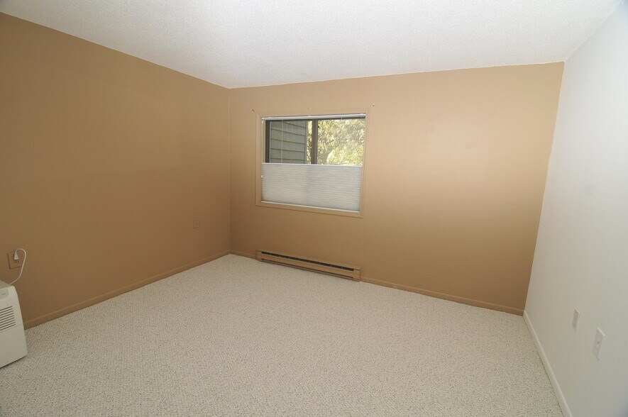 Building Photo - 15 Hawthorne Cir