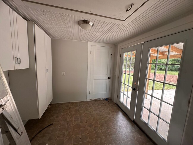Building Photo - 2 Bedroom One Story Home on Over an Acre Lot