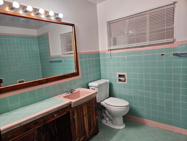 Building Photo - 316-317 S Vincent Ct