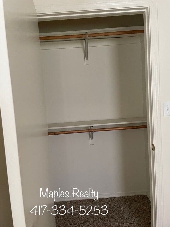 Building Photo - 2 bedroom / 1 bathroom apartment