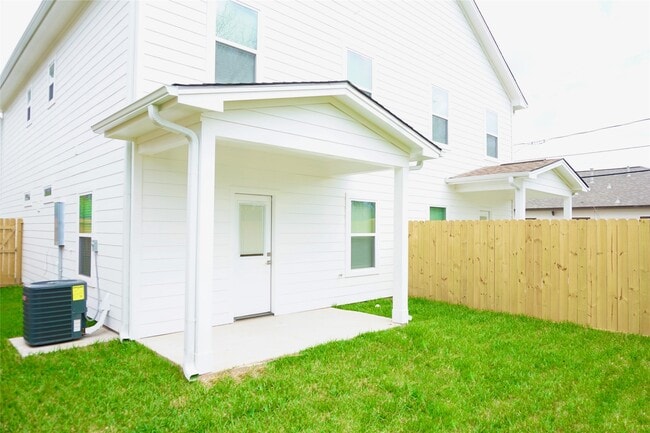 Building Photo - 5036 Van Fleet St