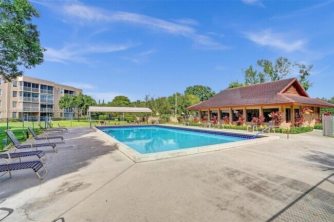 Building Photo - 1900 Sabal Palm Dr