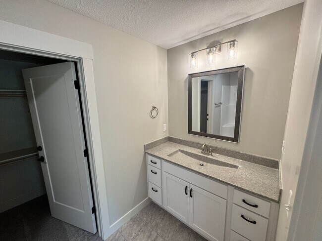 Building Photo - BRAND NEW 3-bedroom Duplex in Irvine Acres!
