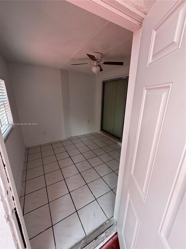 Building Photo - 921 W 80th Pl