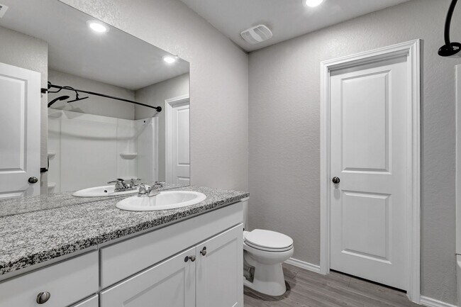 Building Photo - ***MOVE-IN SPECIAL: THREE WEEKS FREE***Mod...