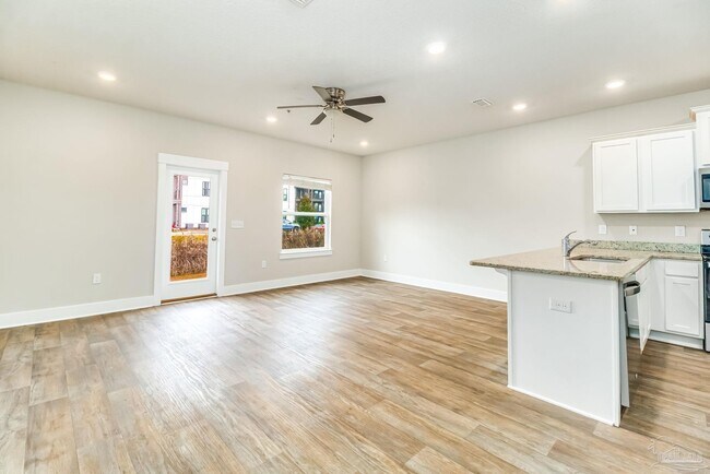 Building Photo - 1528 Farragut Way