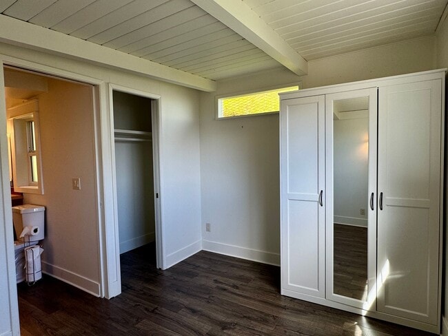 Building Photo - enchanting one bedroom beach cottage available now.....