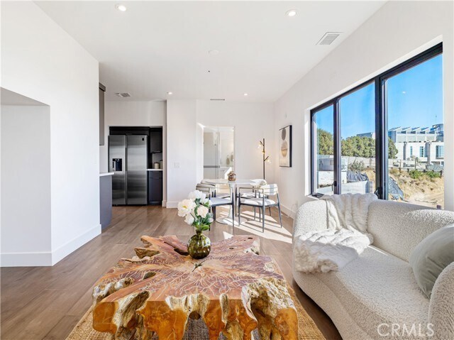 Building Photo - 2287 Sunset Plaza Dr