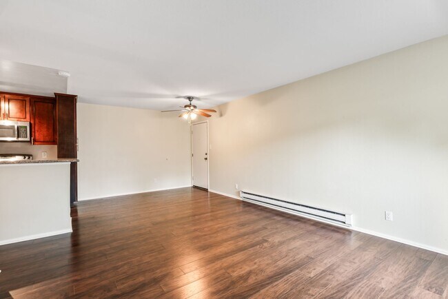 Building Photo - Top Floor 1Bd/1Ba Condo Community with Ten...