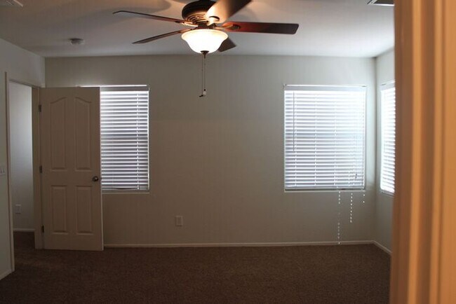 Building Photo - Beautiful 4 Bedroom in Lyons Gate!