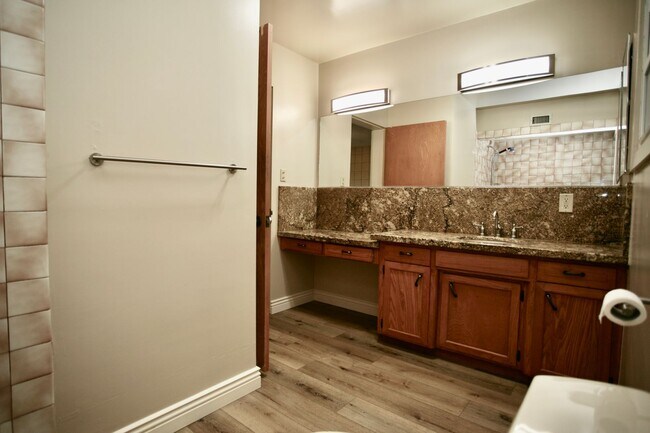 Building Photo - Mid-Century Modern 3Br 2Ba on 1/2ac with View!