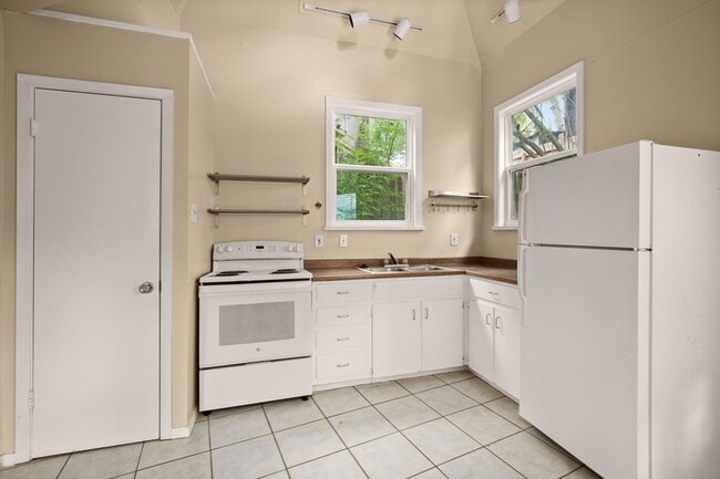 Building Photo - 3302 Hemlock Ave
